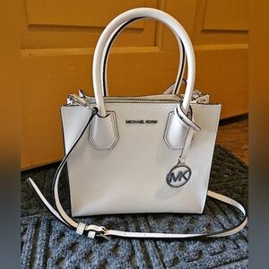 Like New Michael Kors Medium Pebbled Leather Crossbody Bag